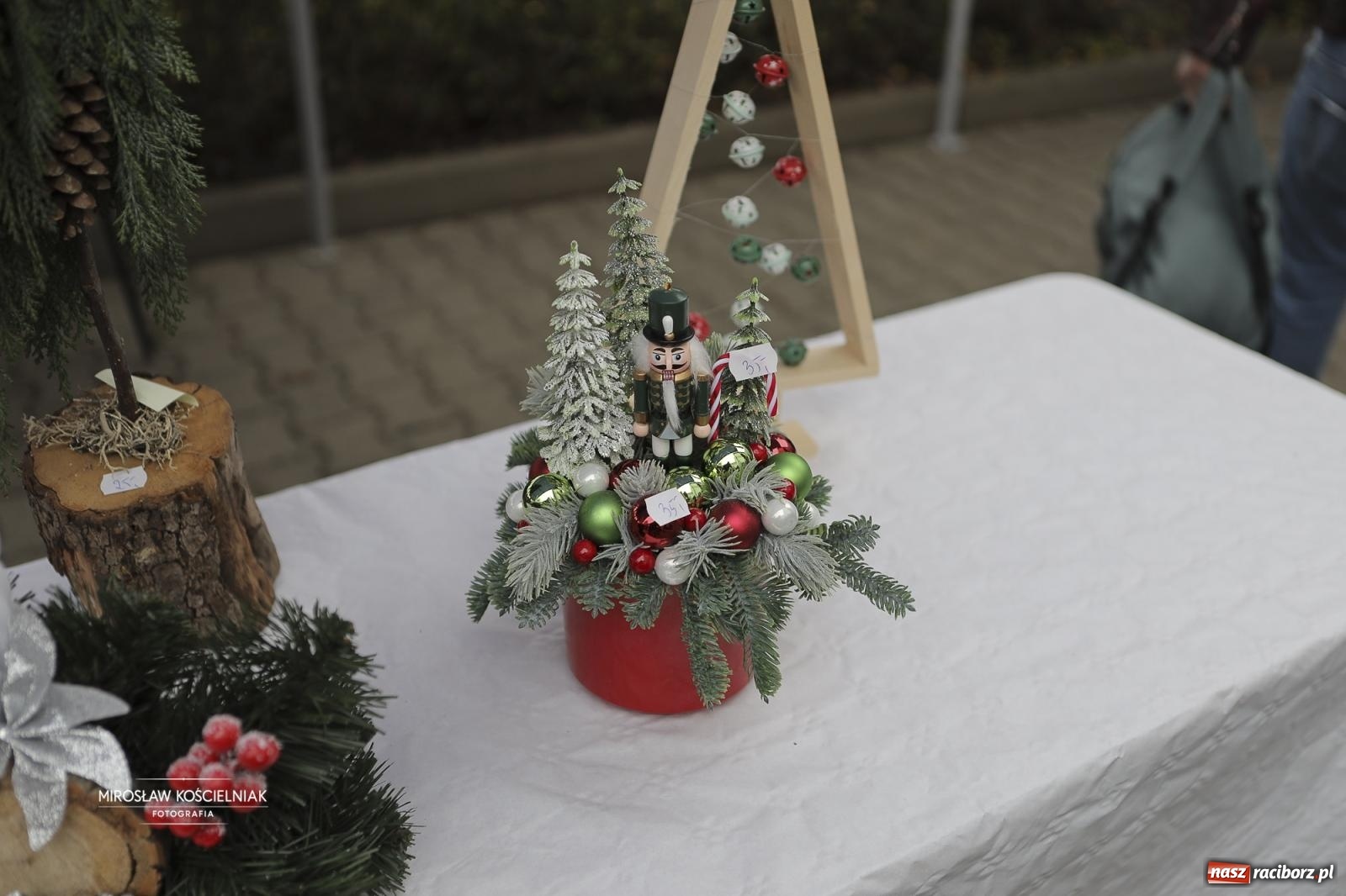 Zdjęcie w galerii na portalu naszraciborz.pl: XII Mikołajkowe Zawody Pływackie i jarmark z ZSOMS [FOTO i WIDEO] wiadomości z regionu