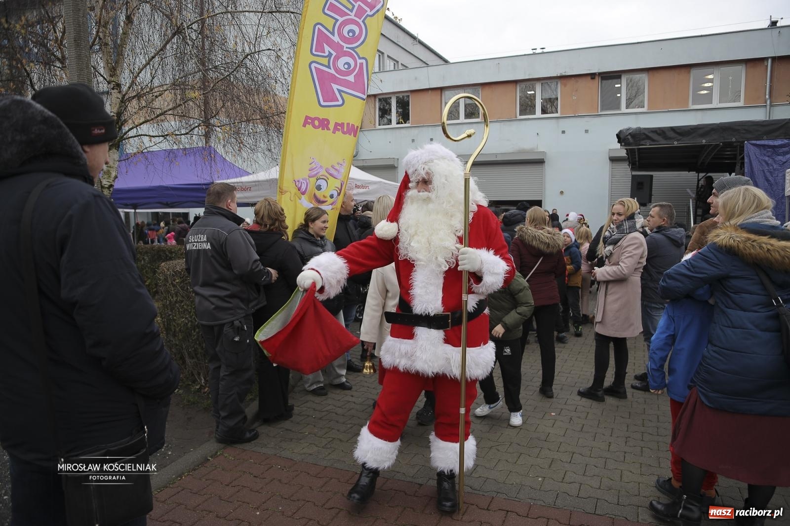 Zdjęcie w galerii na portalu naszraciborz.pl: XII Mikołajkowe Zawody Pływackie i jarmark z ZSOMS [FOTO i WIDEO] wiadomości z regionu