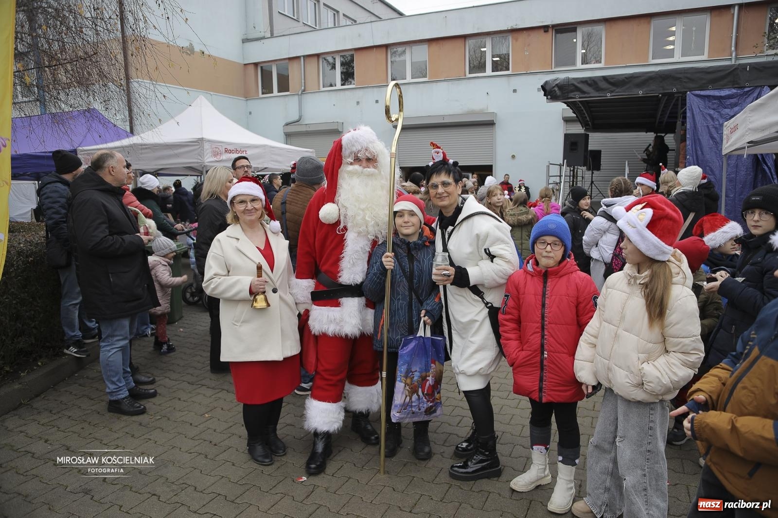 Zdjęcie w galerii na portalu naszraciborz.pl: XII Mikołajkowe Zawody Pływackie i jarmark z ZSOMS [FOTO i WIDEO] wiadomości z regionu