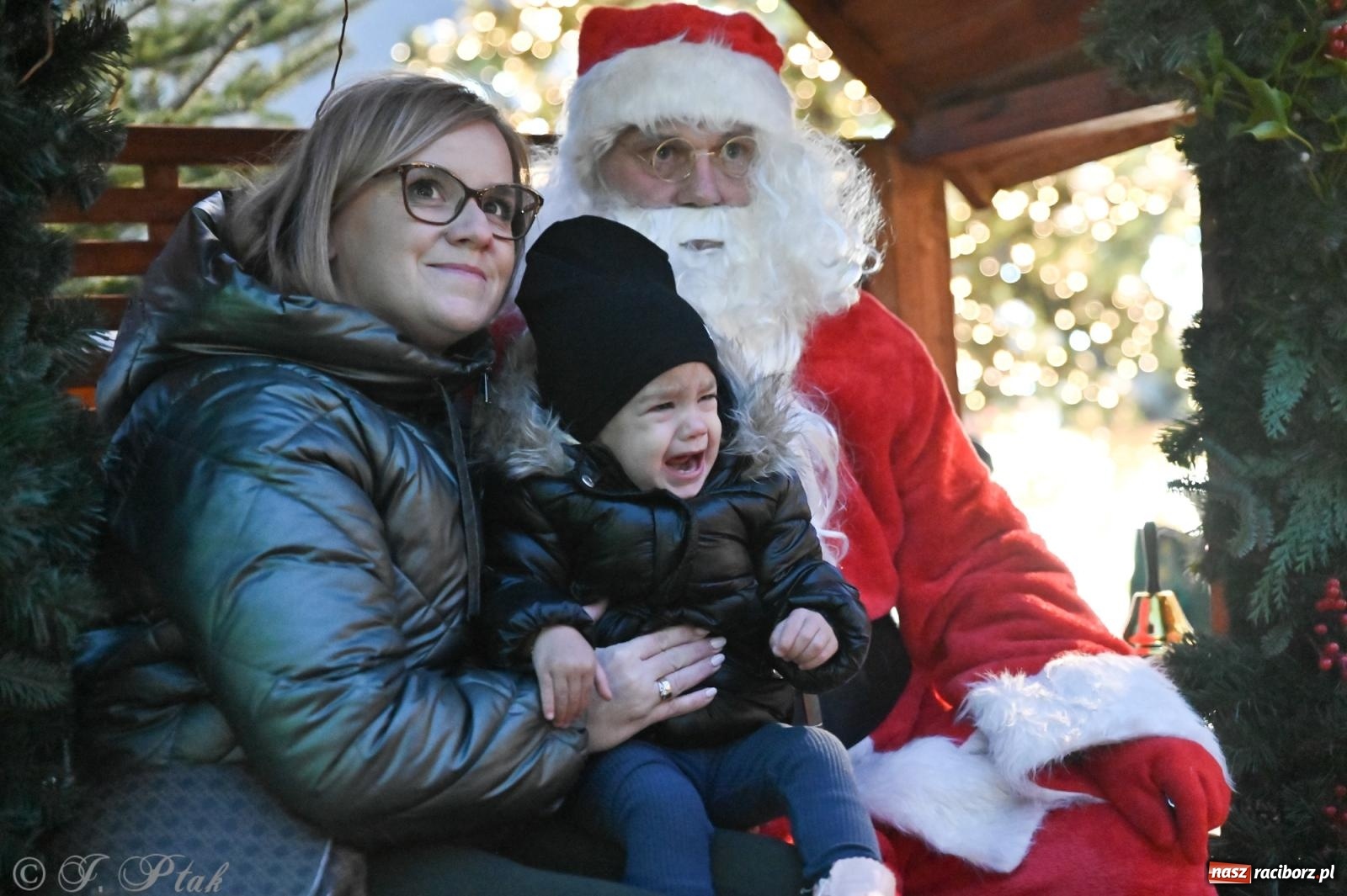 Zdjęcie w galerii na portalu naszraciborz.pl: Wieczór na raciborskim jarmarku: muzyka, świąteczne zakupy i spacer po rynku wiadomości z regionu