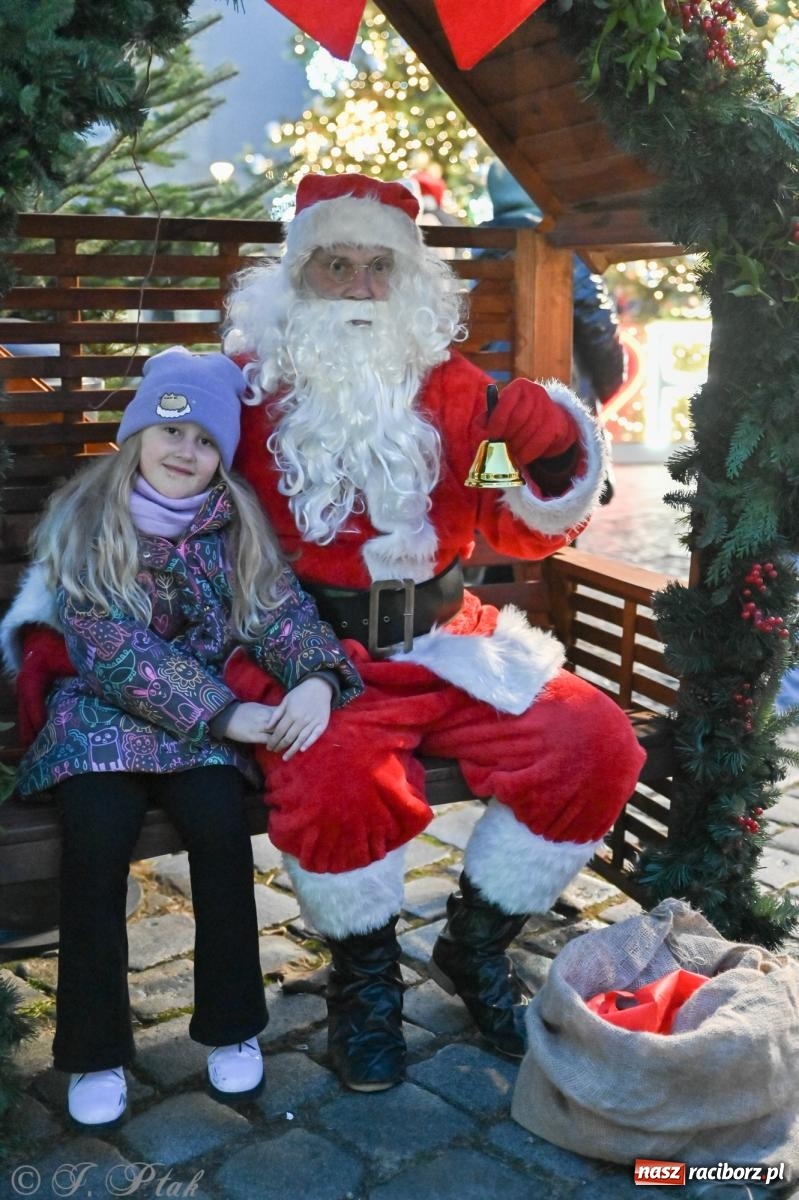 Zdjęcie w galerii na portalu naszraciborz.pl: Wieczór na raciborskim jarmarku: muzyka, świąteczne zakupy i spacer po rynku wiadomości z regionu