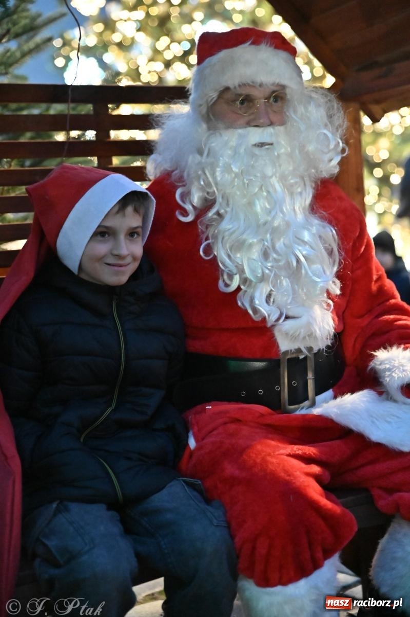 Zdjęcie w galerii na portalu naszraciborz.pl: Wieczór na raciborskim jarmarku: muzyka, świąteczne zakupy i spacer po rynku wiadomości z regionu