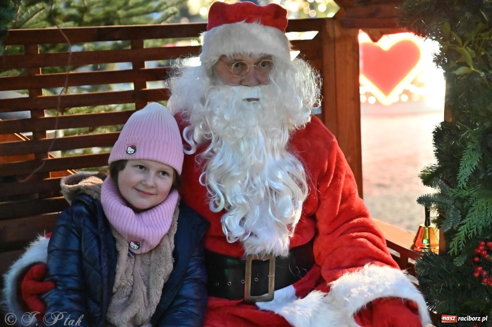 Zdjęcie w galerii na portalu naszraciborz.pl: Wieczór na raciborskim jarmarku: muzyka, świąteczne zakupy i spacer po rynku wiadomości z regionu