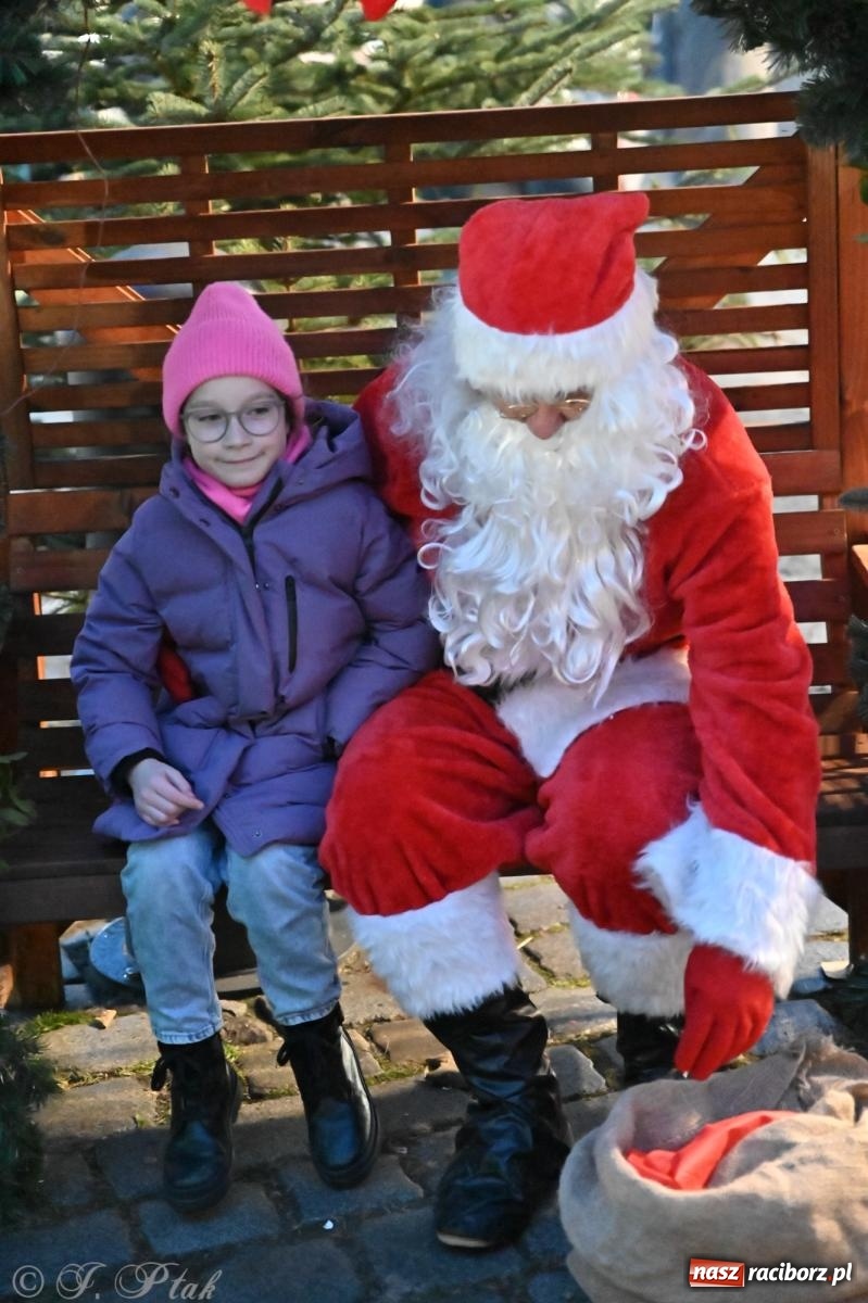 Zdjęcie w galerii na portalu naszraciborz.pl: Wieczór na raciborskim jarmarku: muzyka, świąteczne zakupy i spacer po rynku wiadomości z regionu