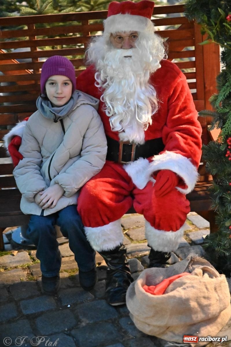 Zdjęcie w galerii na portalu naszraciborz.pl: Wieczór na raciborskim jarmarku: muzyka, świąteczne zakupy i spacer po rynku wiadomości z regionu
