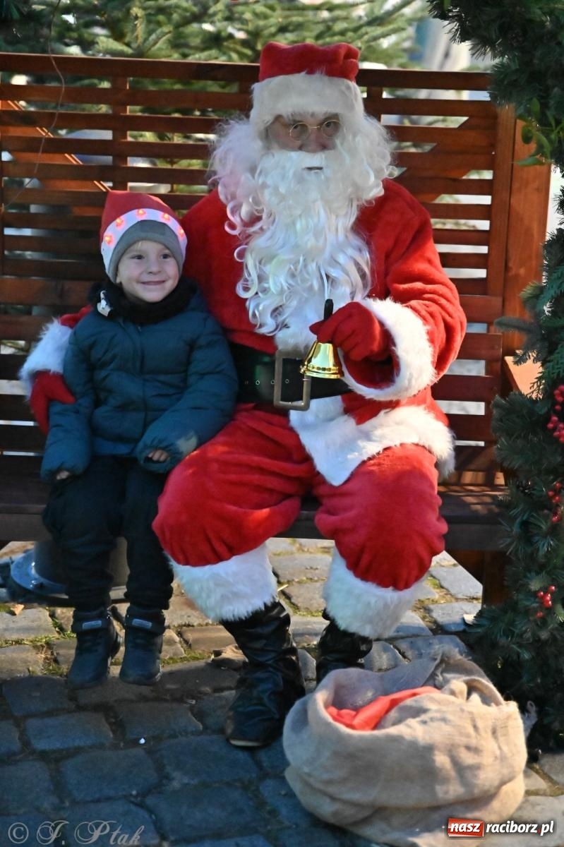 Zdjęcie w galerii na portalu naszraciborz.pl: Wieczór na raciborskim jarmarku: muzyka, świąteczne zakupy i spacer po rynku wiadomości z regionu