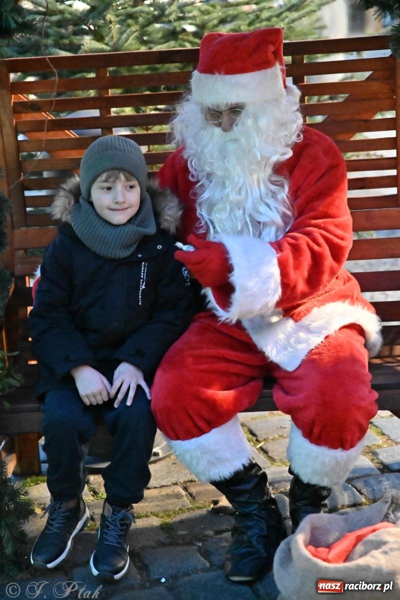 Zdjęcie w galerii na portalu naszraciborz.pl: Wieczór na raciborskim jarmarku: muzyka, świąteczne zakupy i spacer po rynku wiadomości z regionu