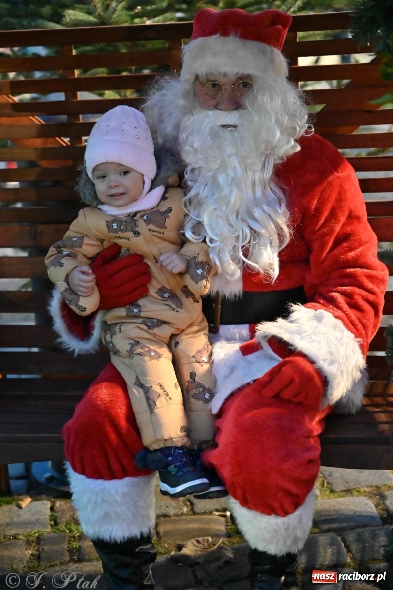 Zdjęcie w galerii na portalu naszraciborz.pl: Wieczór na raciborskim jarmarku: muzyka, świąteczne zakupy i spacer po rynku wiadomości z regionu