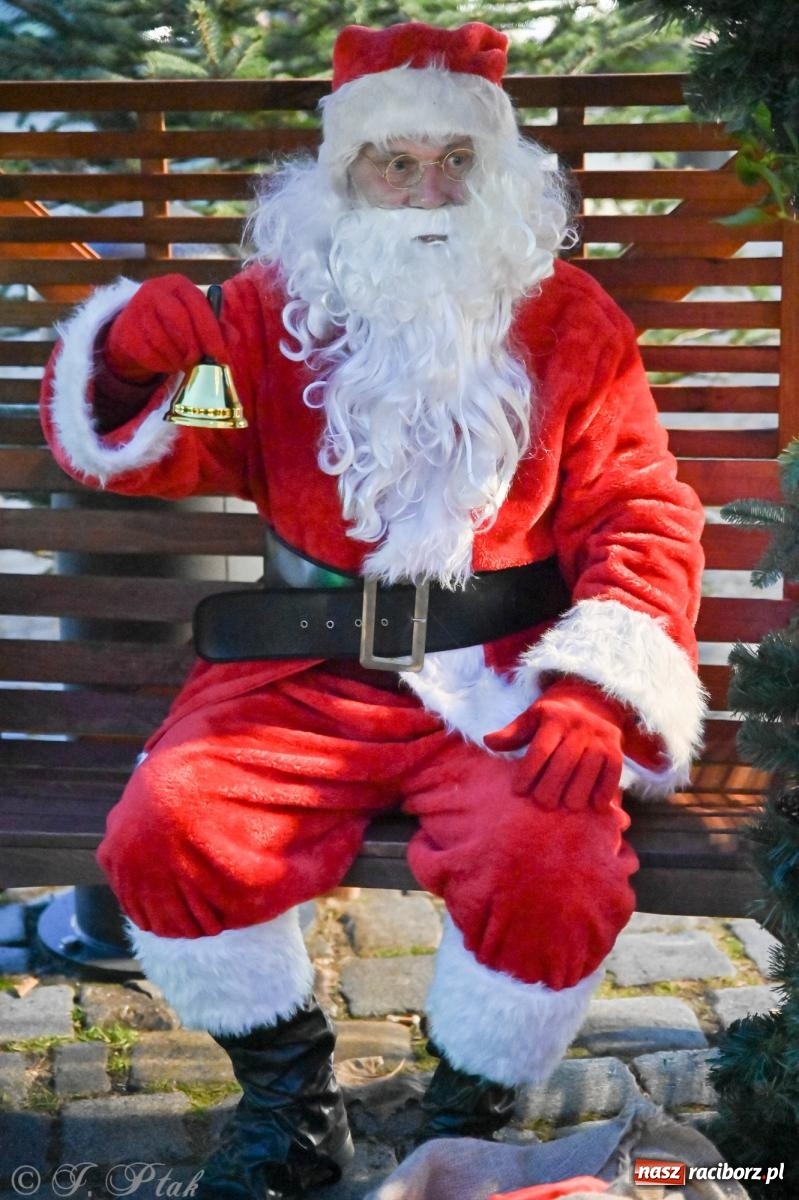 Zdjęcie w galerii na portalu naszraciborz.pl: Wieczór na raciborskim jarmarku: muzyka, świąteczne zakupy i spacer po rynku wiadomości z regionu