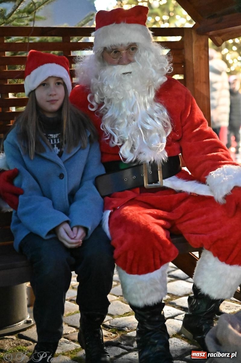 Zdjęcie w galerii na portalu naszraciborz.pl: Wieczór na raciborskim jarmarku: muzyka, świąteczne zakupy i spacer po rynku wiadomości z regionu