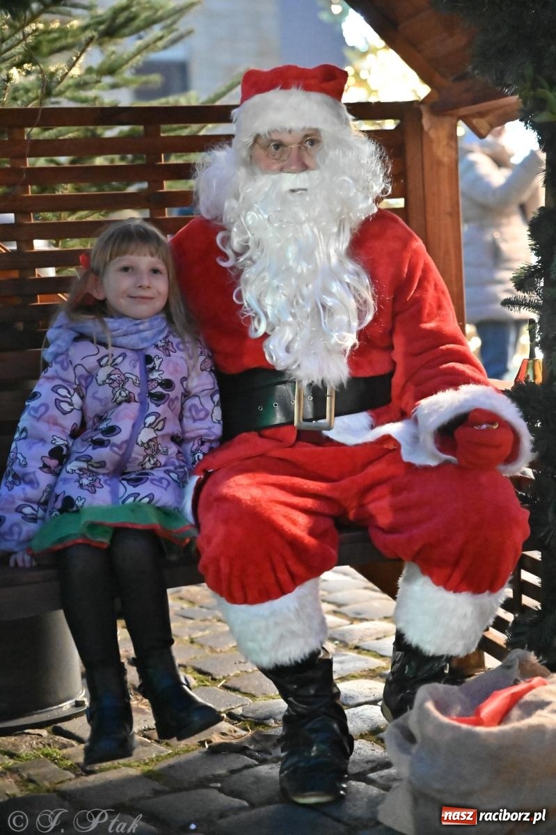Zdjęcie w galerii na portalu naszraciborz.pl: Wieczór na raciborskim jarmarku: muzyka, świąteczne zakupy i spacer po rynku wiadomości z regionu