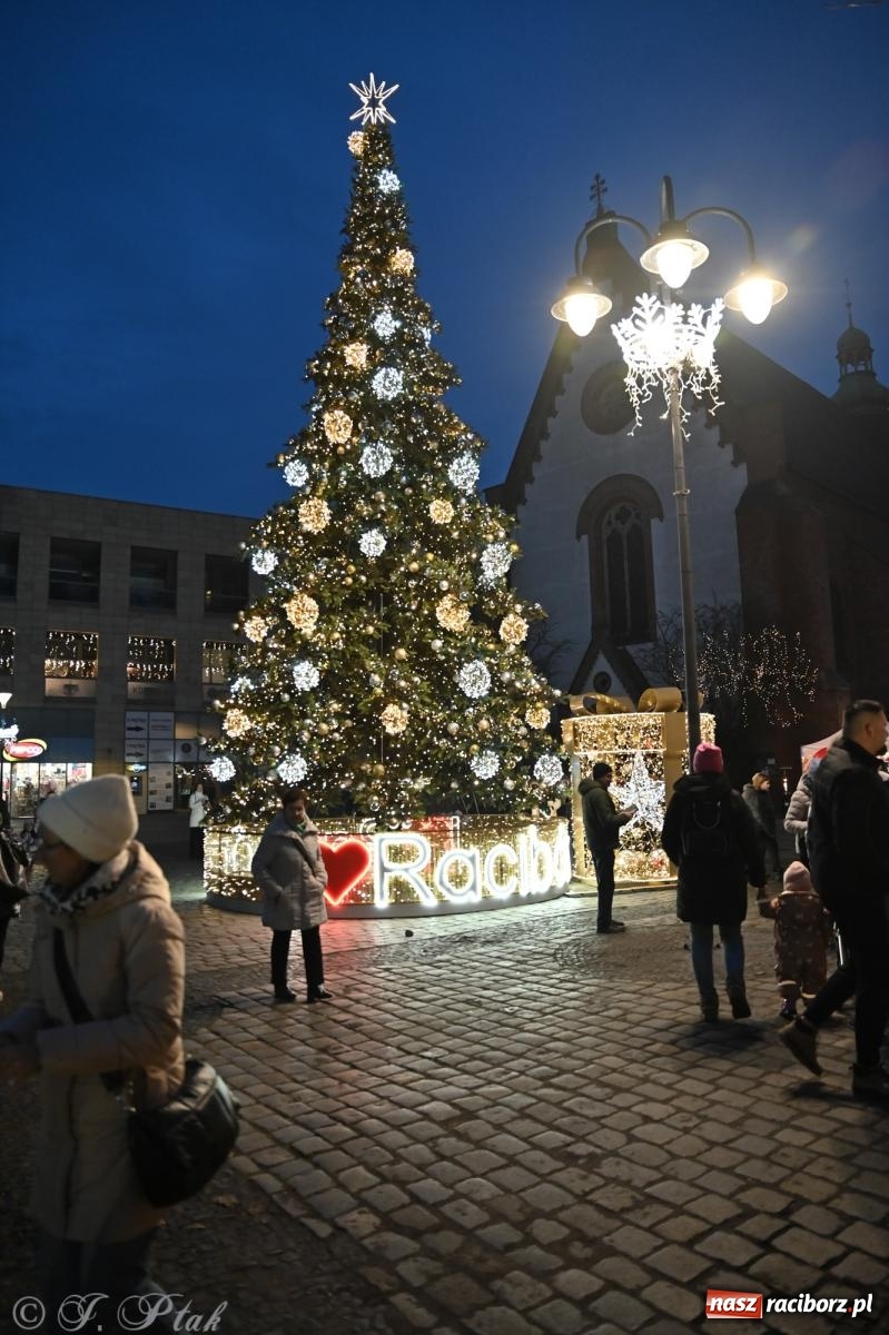Zdjęcie w galerii na portalu naszraciborz.pl: Wieczór na raciborskim jarmarku: muzyka, świąteczne zakupy i spacer po rynku wiadomości z regionu