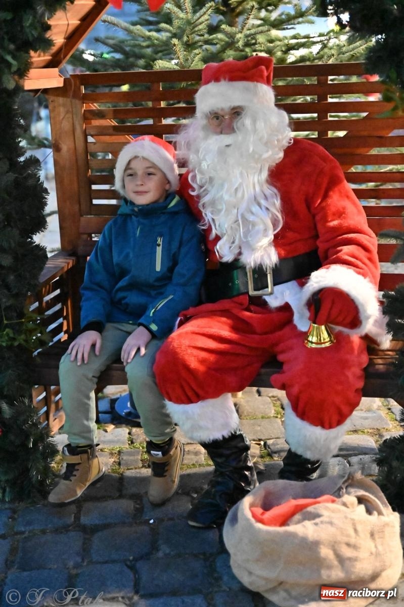 Zdjęcie w galerii na portalu naszraciborz.pl: Wieczór na raciborskim jarmarku: muzyka, świąteczne zakupy i spacer po rynku wiadomości z regionu