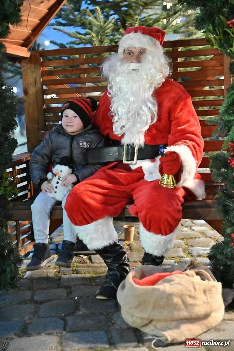 Zdjęcie w galerii na portalu naszraciborz.pl: Wieczór na raciborskim jarmarku: muzyka, świąteczne zakupy i spacer po rynku wiadomości z regionu