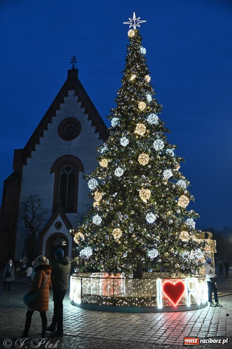 Zdjęcie w galerii na portalu naszraciborz.pl: Wieczór na raciborskim jarmarku: muzyka, świąteczne zakupy i spacer po rynku wiadomości z regionu