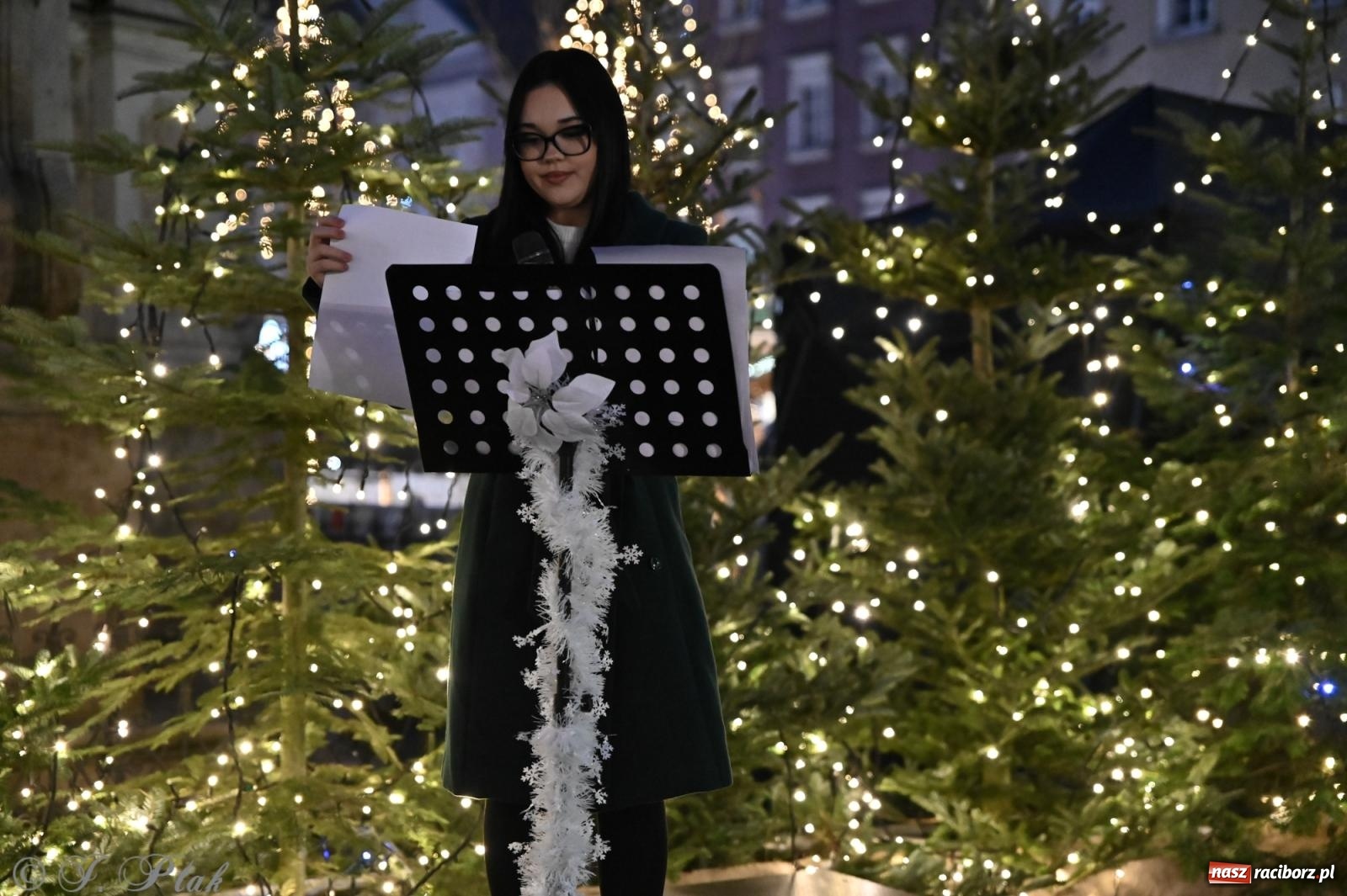 Zdjęcie w galerii na portalu naszraciborz.pl: Wieczór na raciborskim jarmarku: muzyka, świąteczne zakupy i spacer po rynku wiadomości z regionu