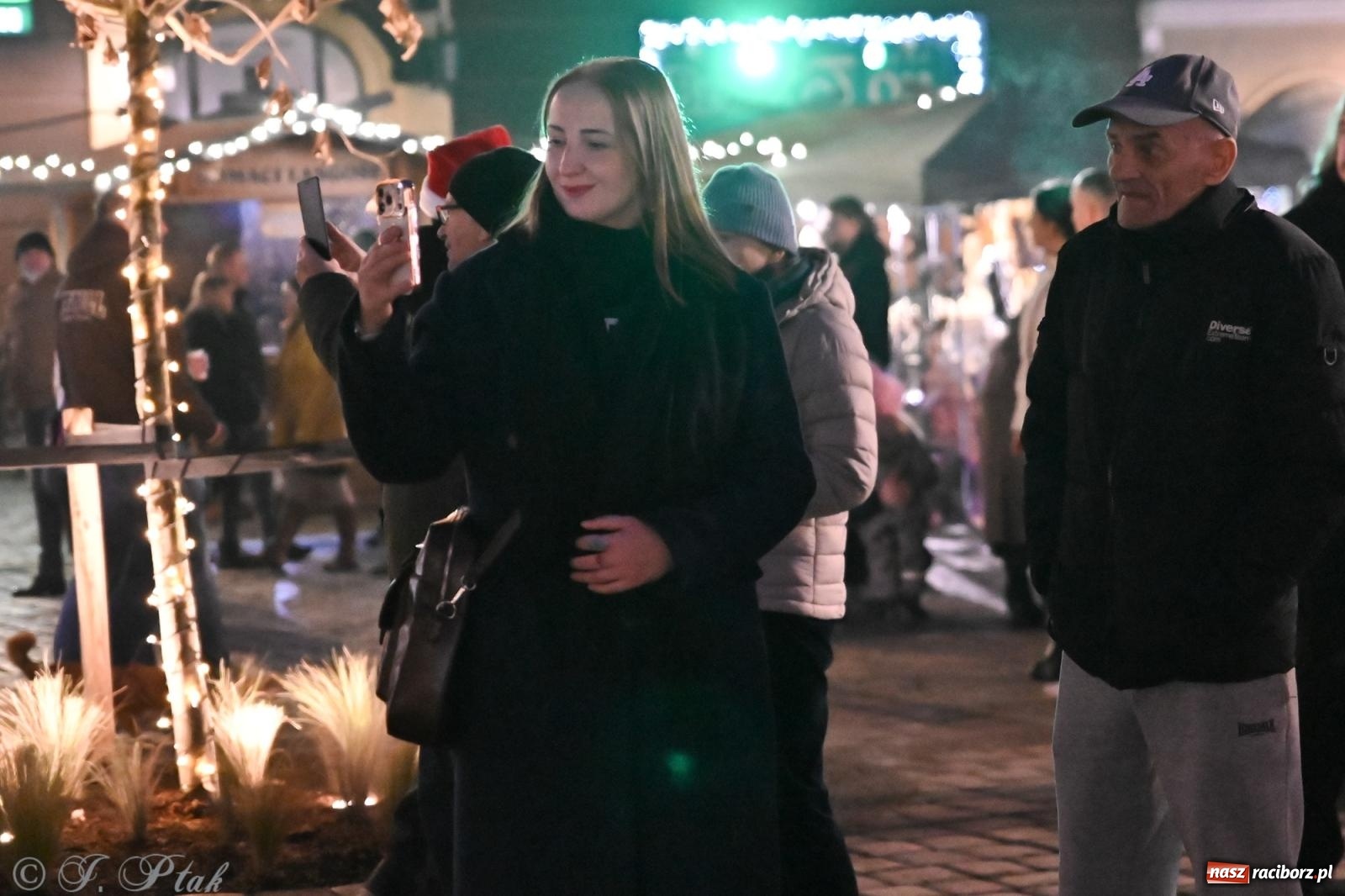 Zdjęcie w galerii na portalu naszraciborz.pl: Wieczór na raciborskim jarmarku: muzyka, świąteczne zakupy i spacer po rynku wiadomości z regionu