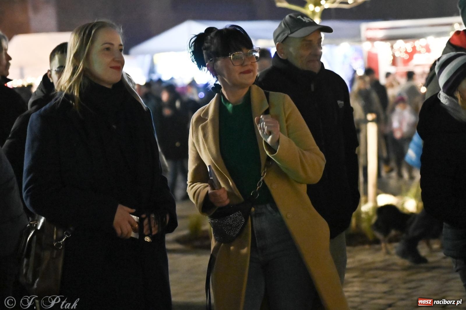 Zdjęcie w galerii na portalu naszraciborz.pl: Wieczór na raciborskim jarmarku: muzyka, świąteczne zakupy i spacer po rynku wiadomości z regionu