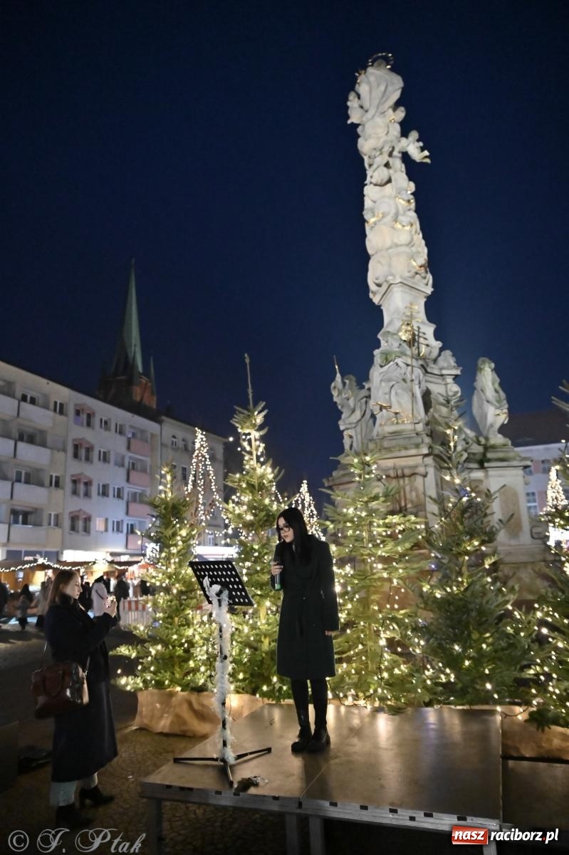 Zdjęcie w galerii na portalu naszraciborz.pl: Wieczór na raciborskim jarmarku: muzyka, świąteczne zakupy i spacer po rynku wiadomości z regionu