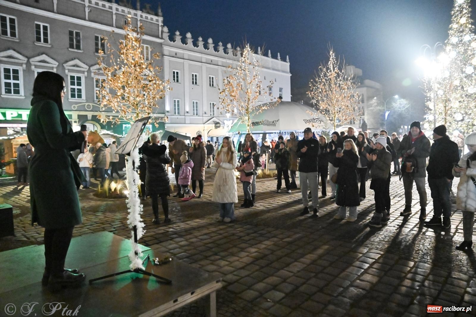 Zdjęcie w galerii na portalu naszraciborz.pl: Wieczór na raciborskim jarmarku: muzyka, świąteczne zakupy i spacer po rynku wiadomości z regionu