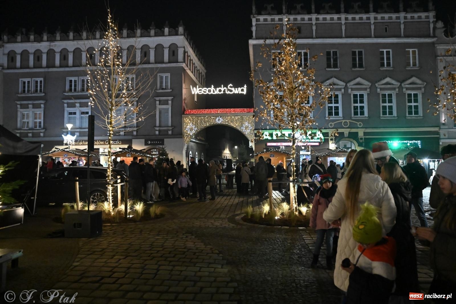 Zdjęcie w galerii na portalu naszraciborz.pl: Wieczór na raciborskim jarmarku: muzyka, świąteczne zakupy i spacer po rynku wiadomości z regionu