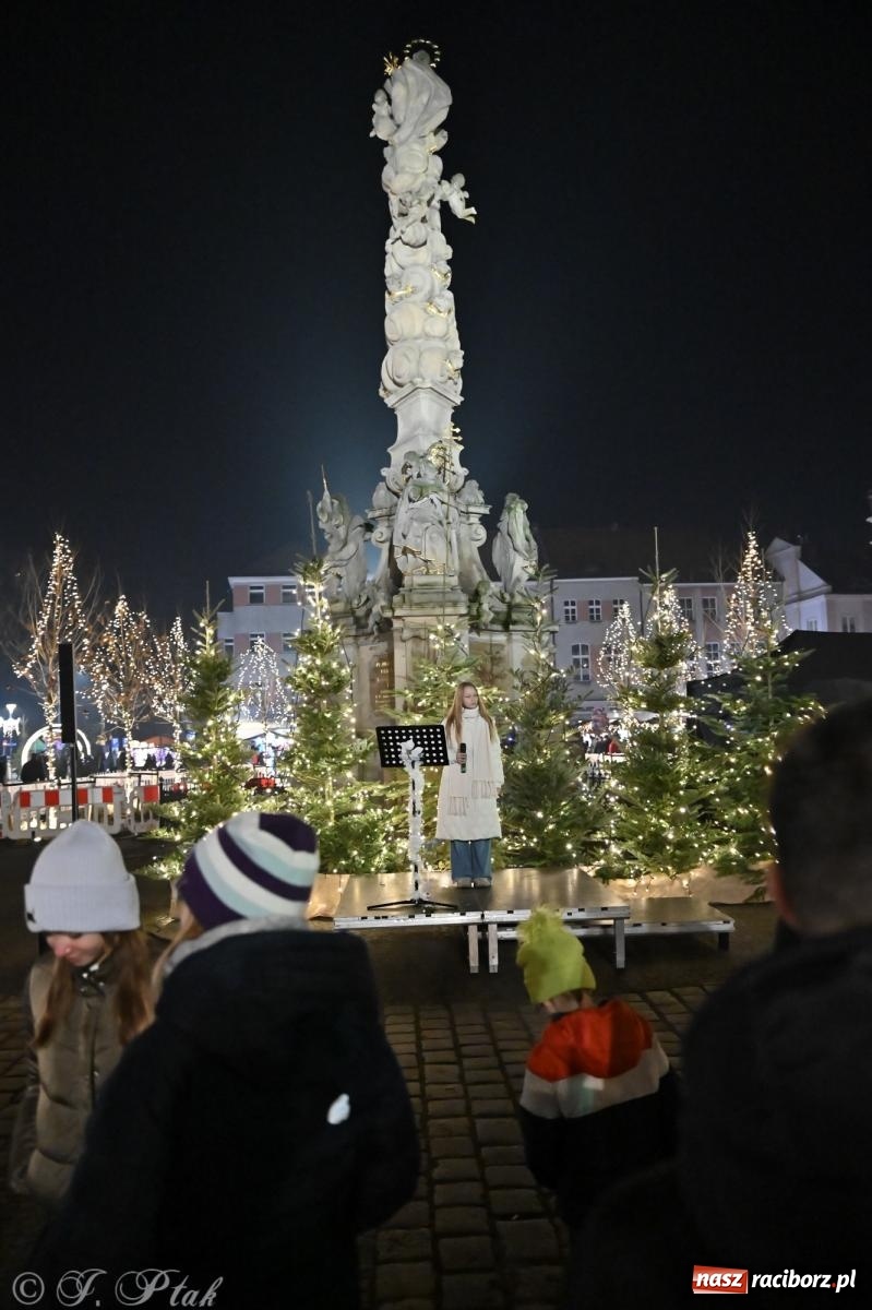 Zdjęcie w galerii na portalu naszraciborz.pl: Wieczór na raciborskim jarmarku: muzyka, świąteczne zakupy i spacer po rynku wiadomości z regionu