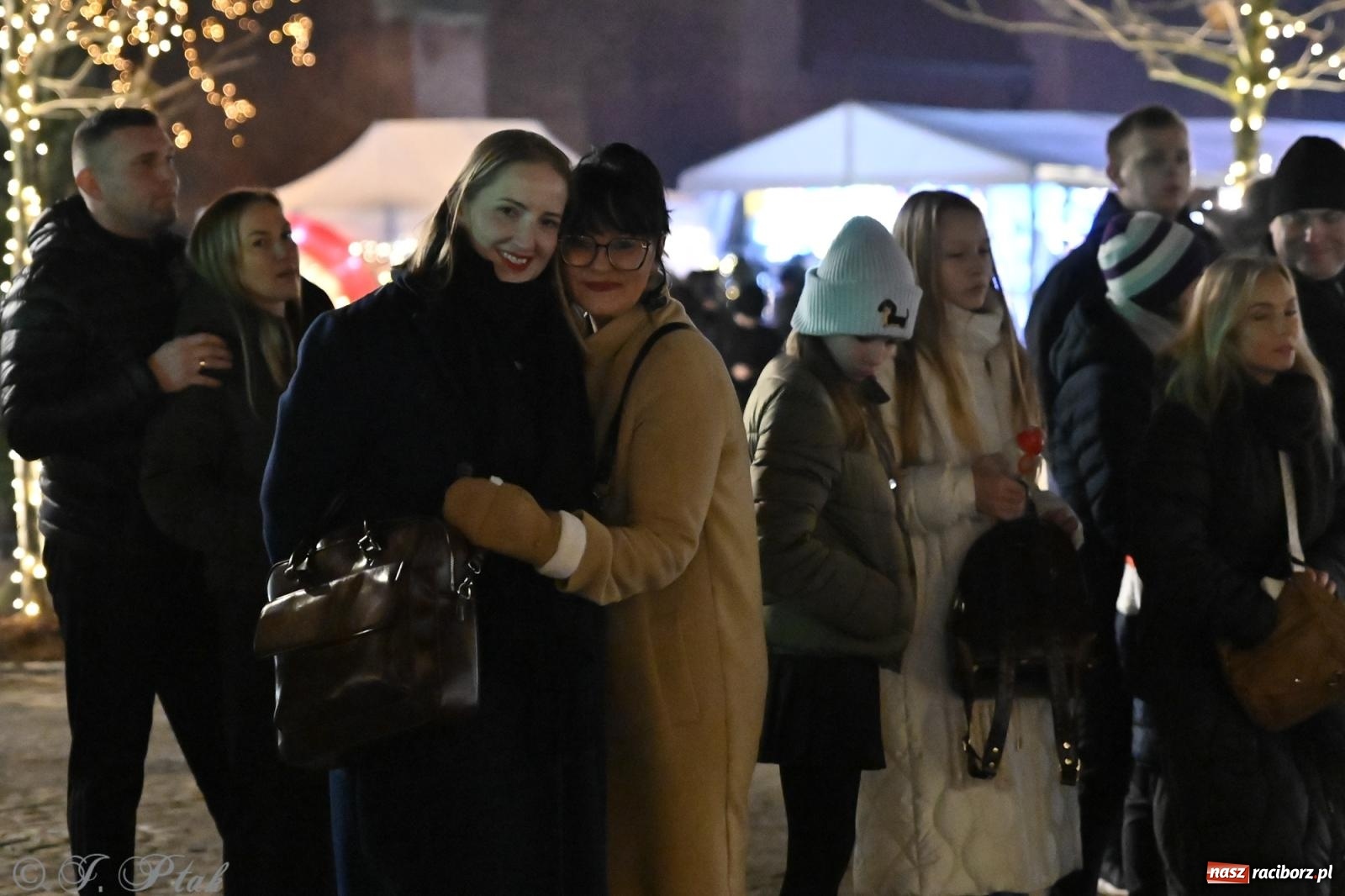 Zdjęcie w galerii na portalu naszraciborz.pl: Wieczór na raciborskim jarmarku: muzyka, świąteczne zakupy i spacer po rynku wiadomości z regionu