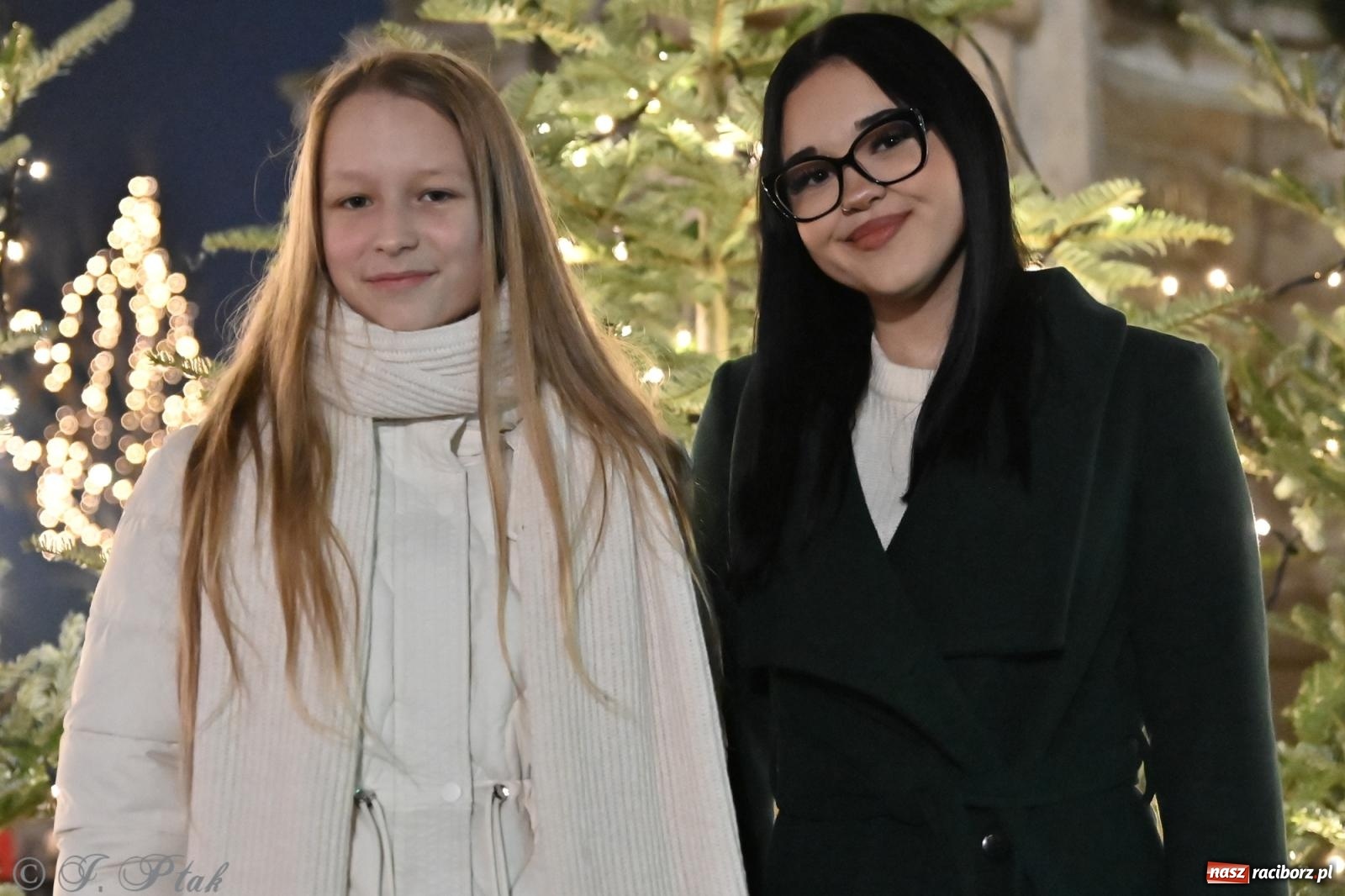 Zdjęcie w galerii na portalu naszraciborz.pl: Wieczór na raciborskim jarmarku: muzyka, świąteczne zakupy i spacer po rynku wiadomości z regionu