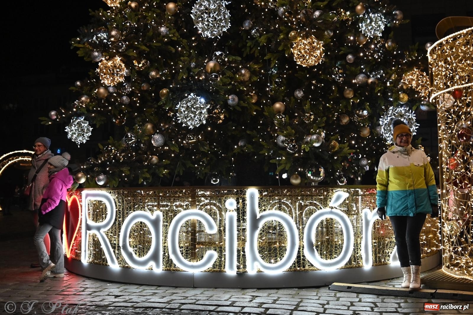 Zdjęcie w galerii na portalu naszraciborz.pl: Wieczór na raciborskim jarmarku: muzyka, świąteczne zakupy i spacer po rynku wiadomości z regionu