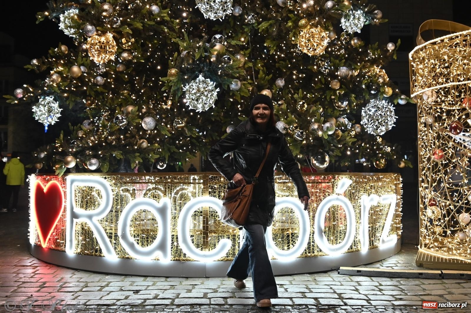 Zdjęcie w galerii na portalu naszraciborz.pl: Wieczór na raciborskim jarmarku: muzyka, świąteczne zakupy i spacer po rynku wiadomości z regionu