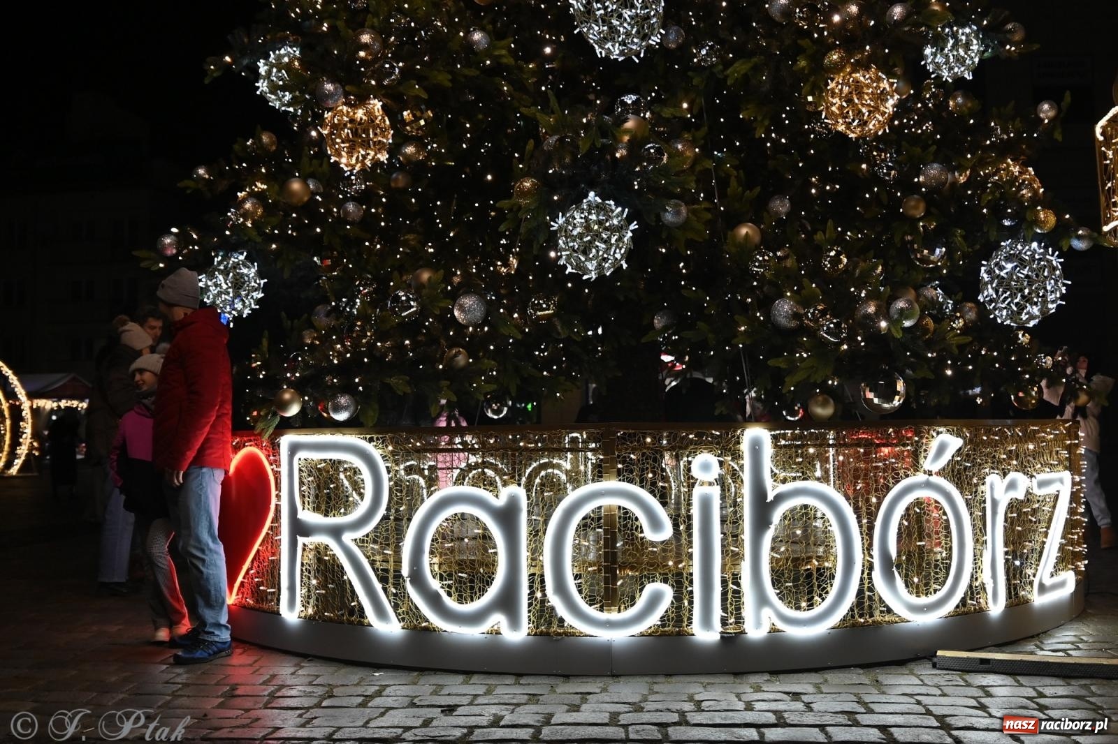 Zdjęcie w galerii na portalu naszraciborz.pl: Wieczór na raciborskim jarmarku: muzyka, świąteczne zakupy i spacer po rynku wiadomości z regionu