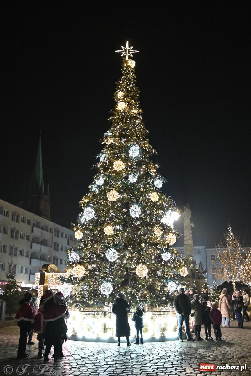 Zdjęcie w galerii na portalu naszraciborz.pl: Wieczór na raciborskim jarmarku: muzyka, świąteczne zakupy i spacer po rynku wiadomości z regionu