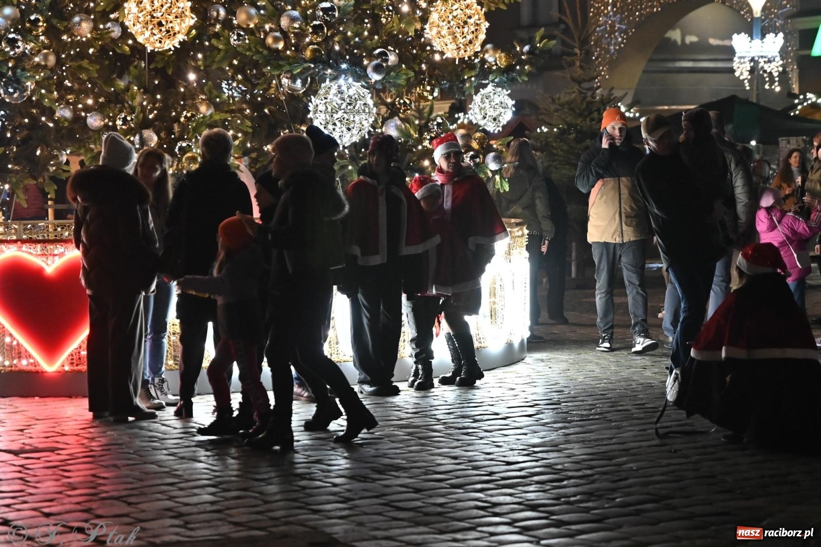 Zdjęcie w galerii na portalu naszraciborz.pl: Wieczór na raciborskim jarmarku: muzyka, świąteczne zakupy i spacer po rynku wiadomości z regionu