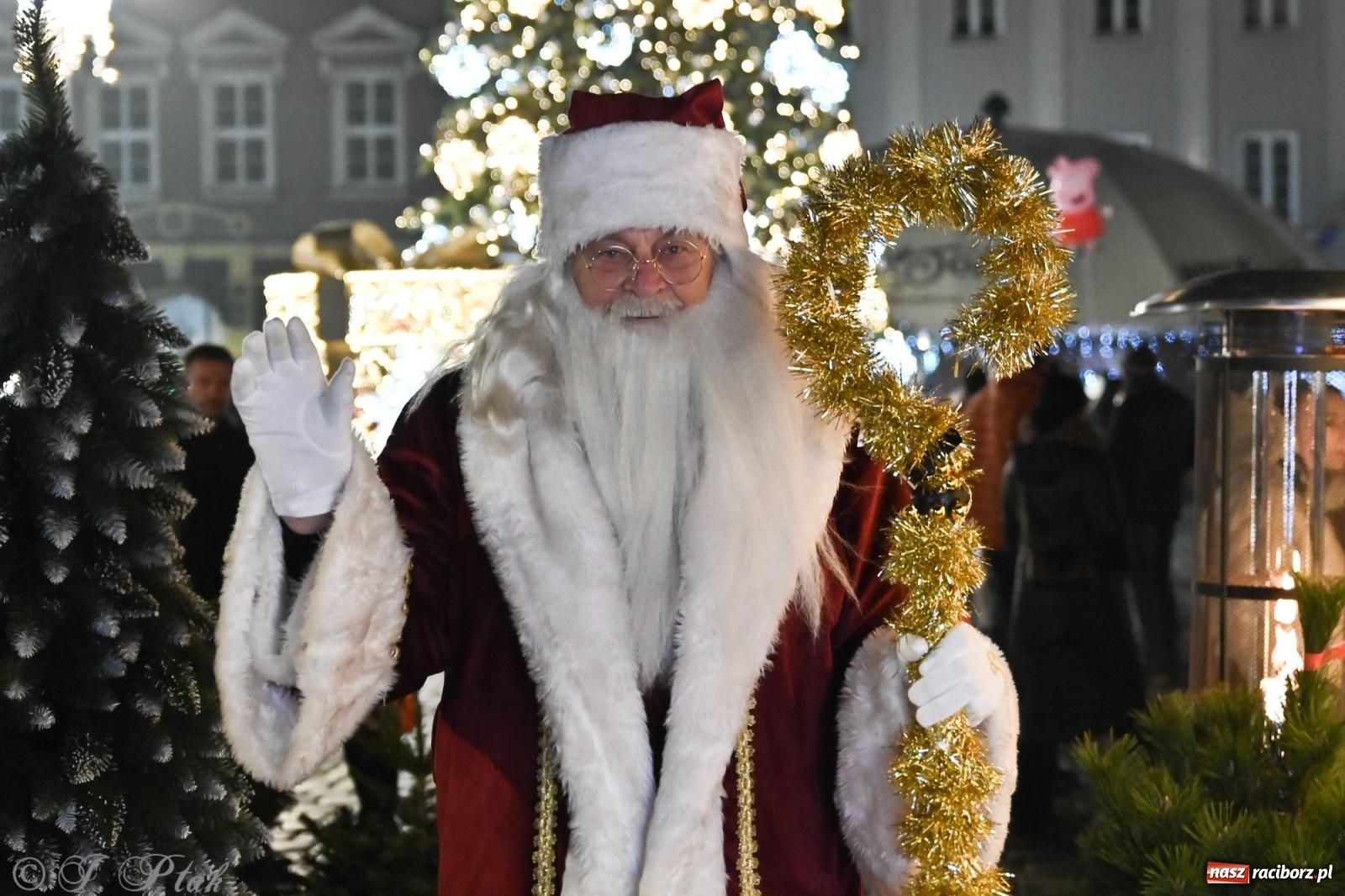 Zdjęcie w galerii na portalu naszraciborz.pl: Wieczór na raciborskim jarmarku: muzyka, świąteczne zakupy i spacer po rynku wiadomości z regionu