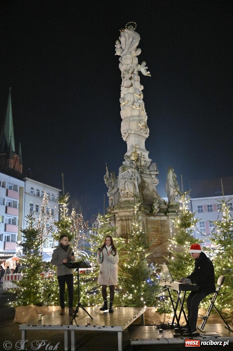 Zdjęcie w galerii na portalu naszraciborz.pl: Wieczór na raciborskim jarmarku: muzyka, świąteczne zakupy i spacer po rynku wiadomości z regionu
