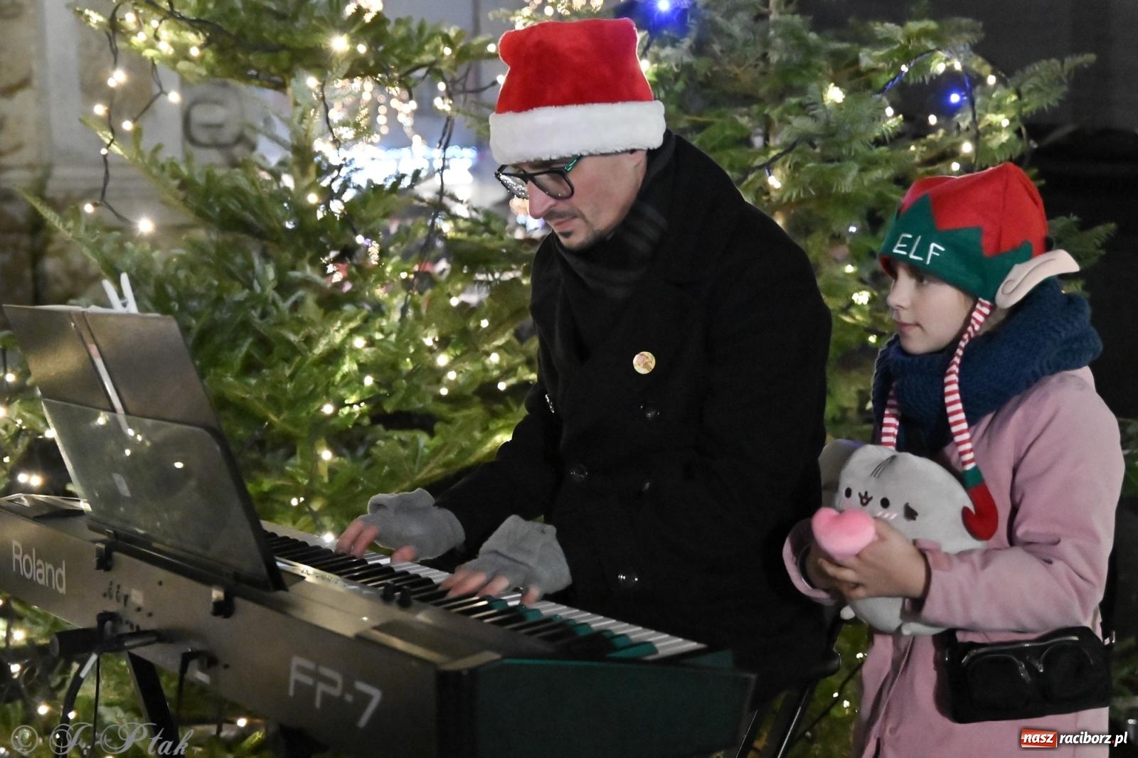 Zdjęcie w galerii na portalu naszraciborz.pl: Wieczór na raciborskim jarmarku: muzyka, świąteczne zakupy i spacer po rynku wiadomości z regionu