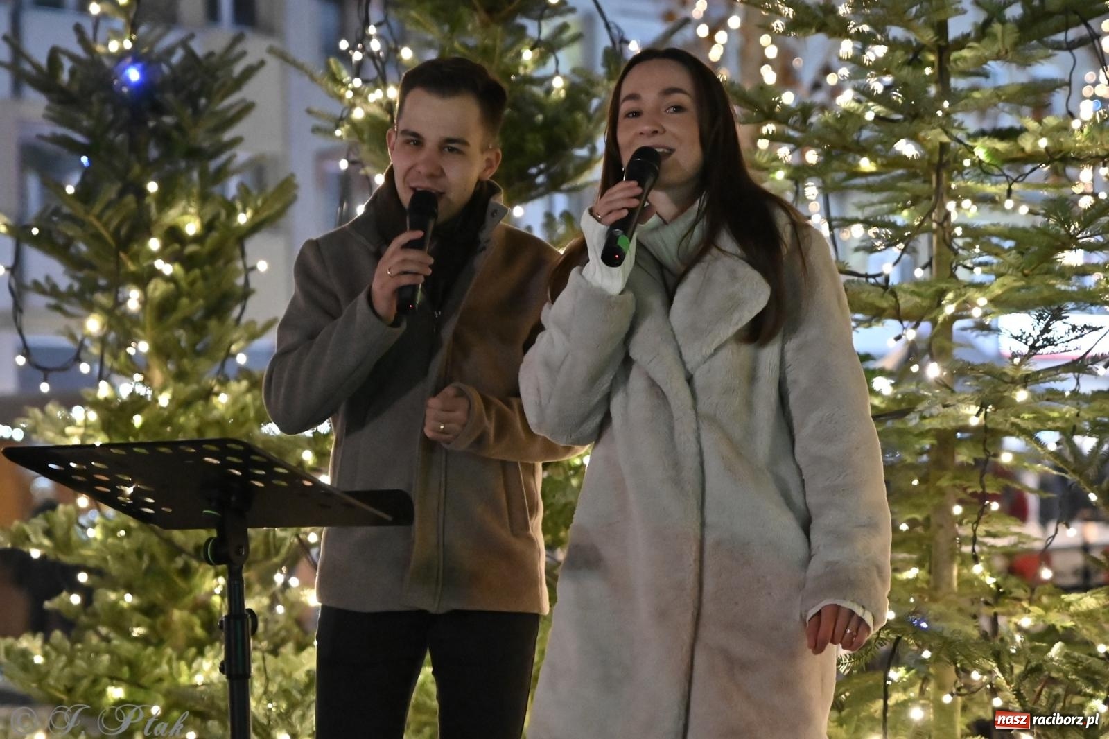 Zdjęcie w galerii na portalu naszraciborz.pl: Wieczór na raciborskim jarmarku: muzyka, świąteczne zakupy i spacer po rynku wiadomości z regionu