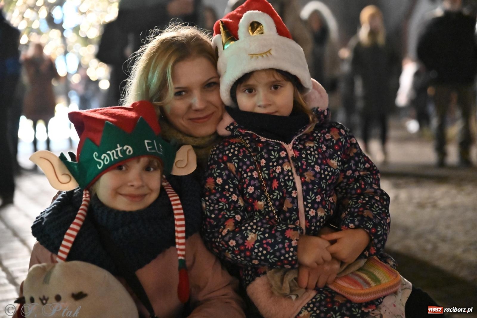 Zdjęcie w galerii na portalu naszraciborz.pl: Wieczór na raciborskim jarmarku: muzyka, świąteczne zakupy i spacer po rynku wiadomości z regionu