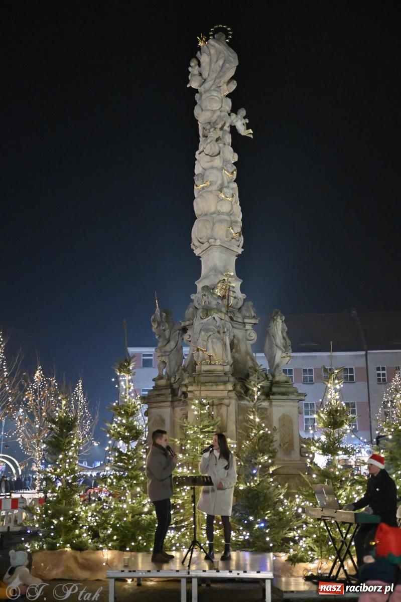 Zdjęcie w galerii na portalu naszraciborz.pl: Wieczór na raciborskim jarmarku: muzyka, świąteczne zakupy i spacer po rynku wiadomości z regionu