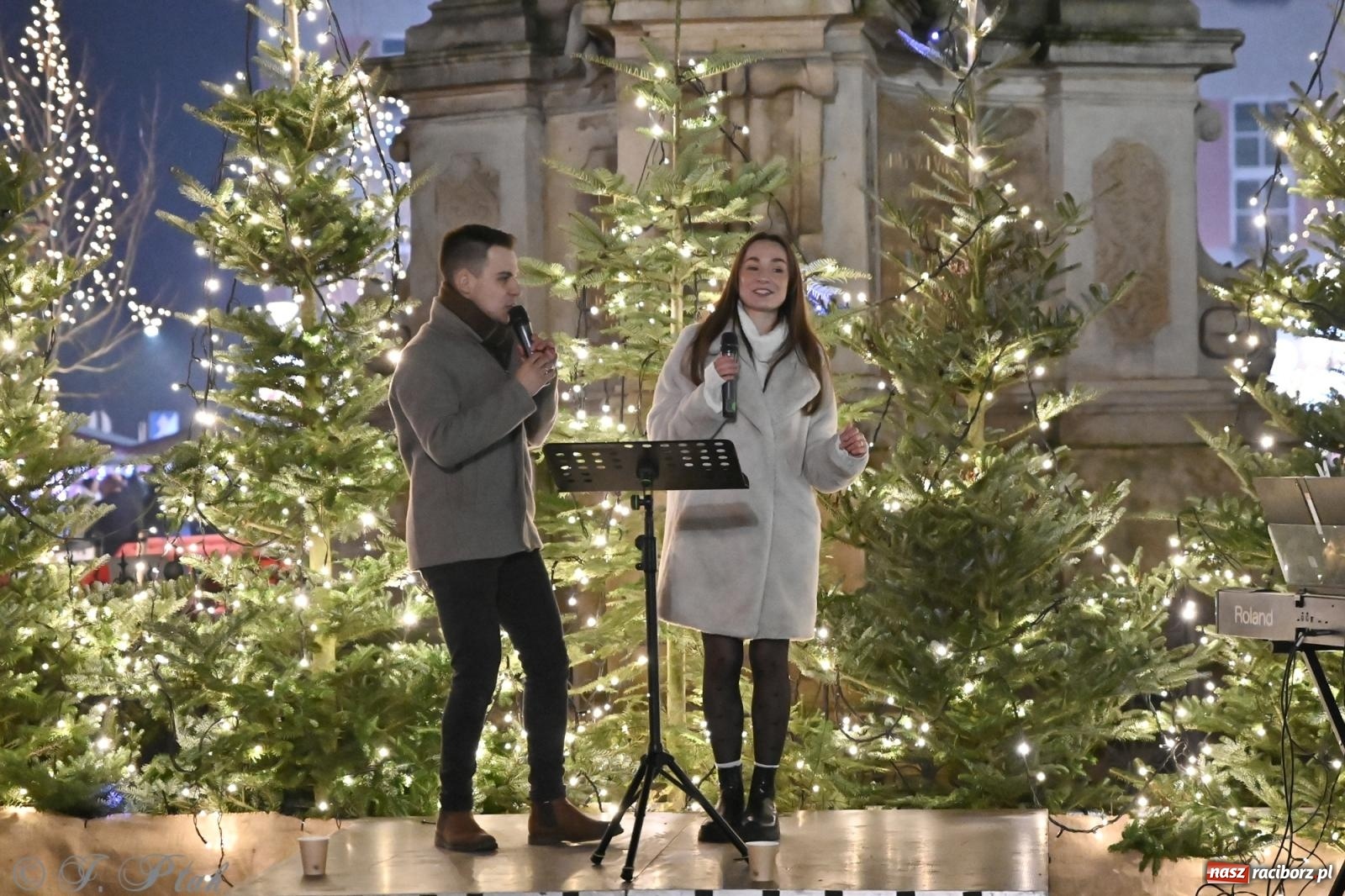 Zdjęcie w galerii na portalu naszraciborz.pl: Wieczór na raciborskim jarmarku: muzyka, świąteczne zakupy i spacer po rynku wiadomości z regionu