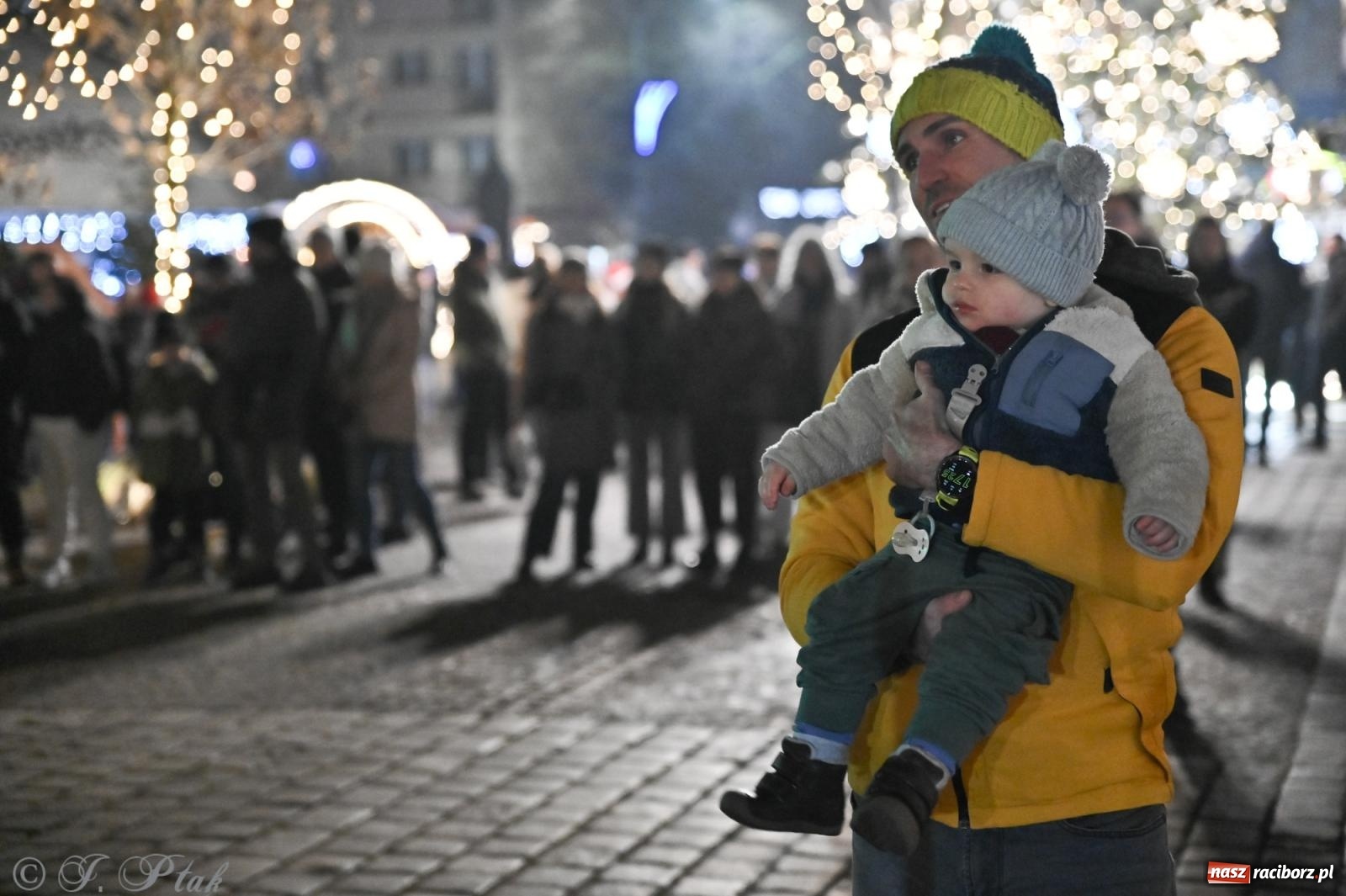 Zdjęcie w galerii na portalu naszraciborz.pl: Wieczór na raciborskim jarmarku: muzyka, świąteczne zakupy i spacer po rynku wiadomości z regionu