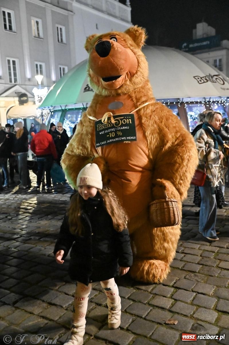 Zdjęcie w galerii na portalu naszraciborz.pl: Wieczór na raciborskim jarmarku: muzyka, świąteczne zakupy i spacer po rynku wiadomości z regionu