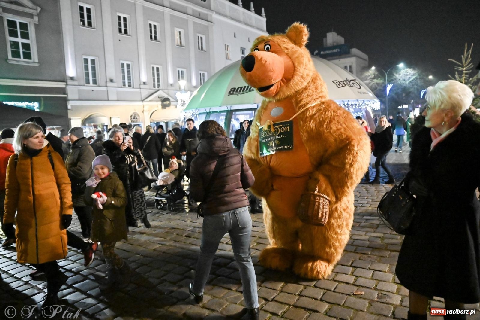 Zdjęcie w galerii na portalu naszraciborz.pl: Wieczór na raciborskim jarmarku: muzyka, świąteczne zakupy i spacer po rynku wiadomości z regionu