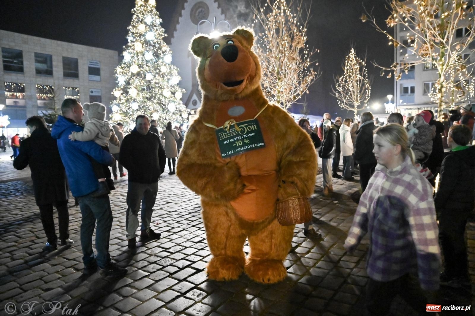 Zdjęcie w galerii na portalu naszraciborz.pl: Wieczór na raciborskim jarmarku: muzyka, świąteczne zakupy i spacer po rynku wiadomości z regionu