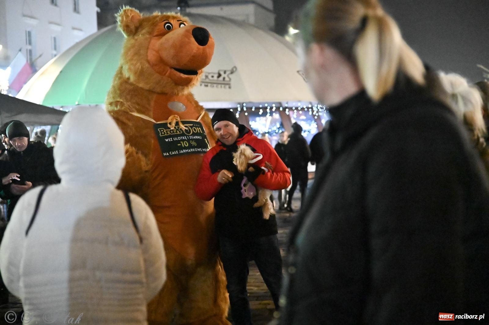 Zdjęcie w galerii na portalu naszraciborz.pl: Wieczór na raciborskim jarmarku: muzyka, świąteczne zakupy i spacer po rynku wiadomości z regionu