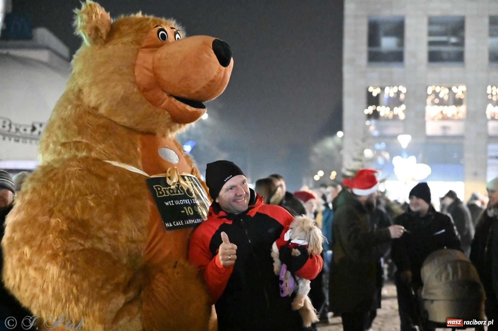 Zdjęcie w galerii na portalu naszraciborz.pl: Wieczór na raciborskim jarmarku: muzyka, świąteczne zakupy i spacer po rynku wiadomości z regionu