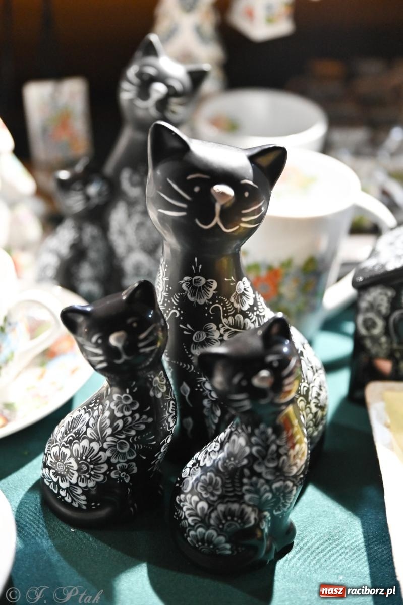 Zdjęcie w galerii na portalu naszraciborz.pl: Wieczór na raciborskim jarmarku: muzyka, świąteczne zakupy i spacer po rynku wiadomości z regionu