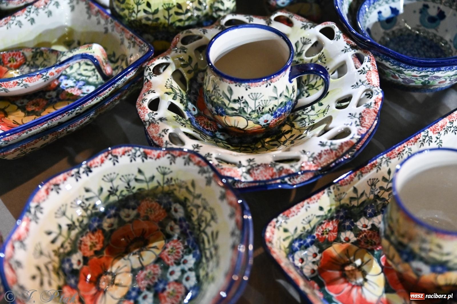 Zdjęcie w galerii na portalu naszraciborz.pl: Wieczór na raciborskim jarmarku: muzyka, świąteczne zakupy i spacer po rynku wiadomości z regionu