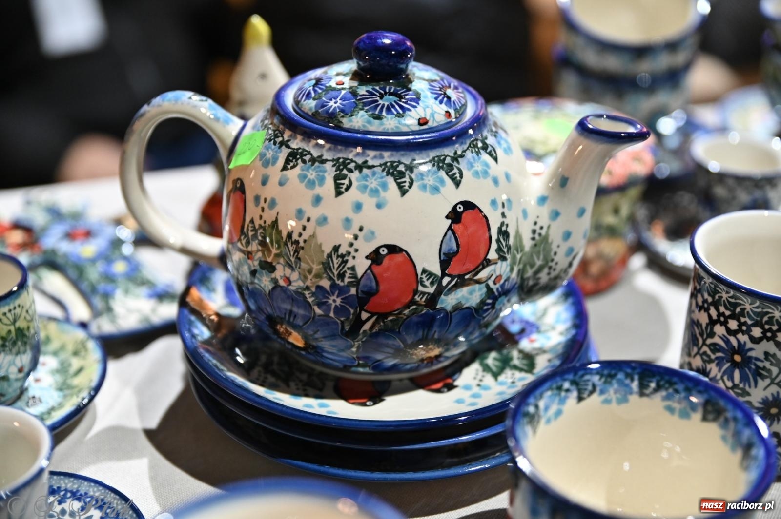 Zdjęcie w galerii na portalu naszraciborz.pl: Wieczór na raciborskim jarmarku: muzyka, świąteczne zakupy i spacer po rynku wiadomości z regionu