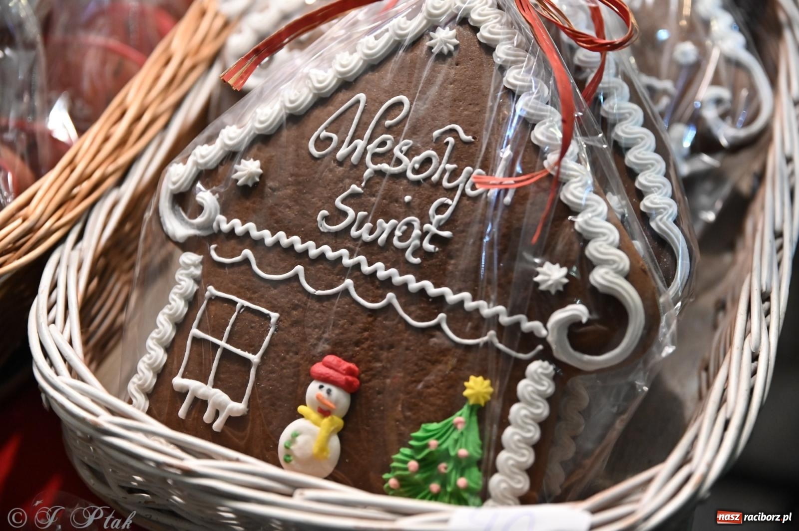 Zdjęcie w galerii na portalu naszraciborz.pl: Wieczór na raciborskim jarmarku: muzyka, świąteczne zakupy i spacer po rynku wiadomości z regionu